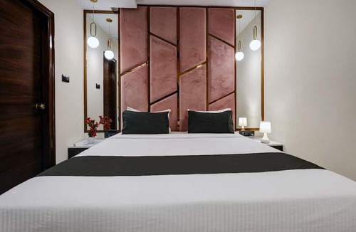 Mundhwa Hotel | Super OYO Townhouse OAK Red Velvet